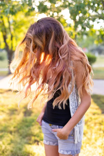 Jovem Slim Girl Jeans Shorts Fica Parque Verão Com Belos — Fotografia de Stock