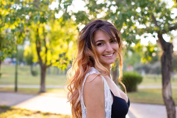 Beautiful Long Haired European Woman Standing Smiling Summer Park Sunset — Stock Photo, Image