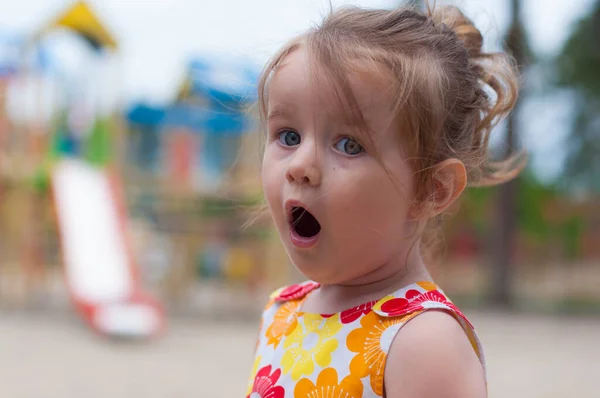 Roztomilé Dítě Jasných Letních Šatech Hrát Hřišti Bylo Velmi Překvapené — Stock fotografie
