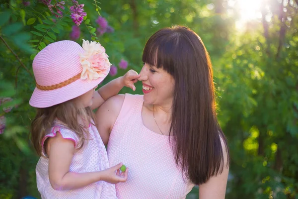 Glad Ung Kvinna Njuter Promenad Med Sin Lilla Dotter Sommarpark — Stockfoto