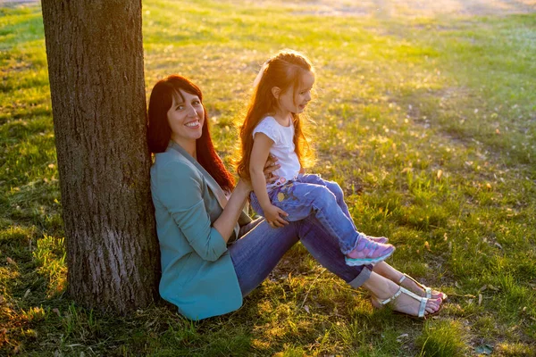 Mãe Feliz Filha Roupas Casuais Descansando Grama Parque Verão Pôr — Fotografia de Stock