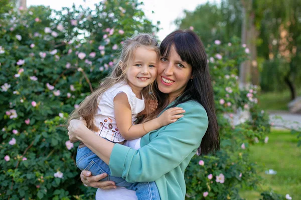 Šťastná Pětatřicetiletá Brunetka Drží Svou Milovanou Dcerku Náručí Pozadí Krásné — Stock fotografie