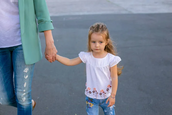 Söt Treårig Bebis Går Sorgligt Nerför Gatan Håller Sin Mammas — Stockfoto