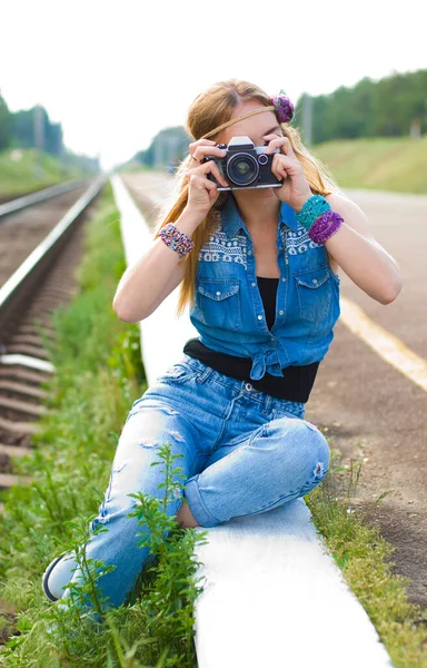 Hippie Loira Esbelta Jeans Roupas Senta Nas Trilhas Ferroviárias Com — Fotografia de Stock