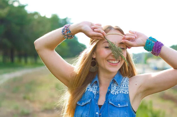 Sorrindo Hippie Loira Jeans Goza Belo Dia Verão Natureza Circundante — Fotografia de Stock