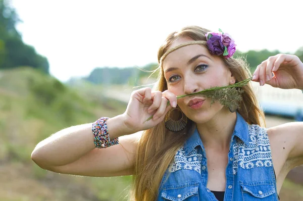 Blå Ögd Blond Hippie Jeans Kläder Lurar Runt Naturen — Stockfoto