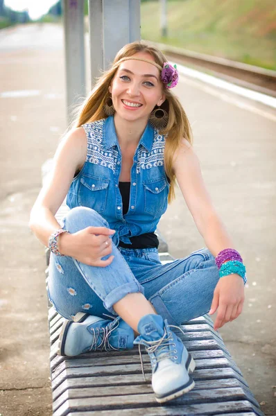 Śliczna Blondynka Hipis Siedzi Przystanku Uśmiecha Się Szczęśliwie Kamery — Zdjęcie stockowe