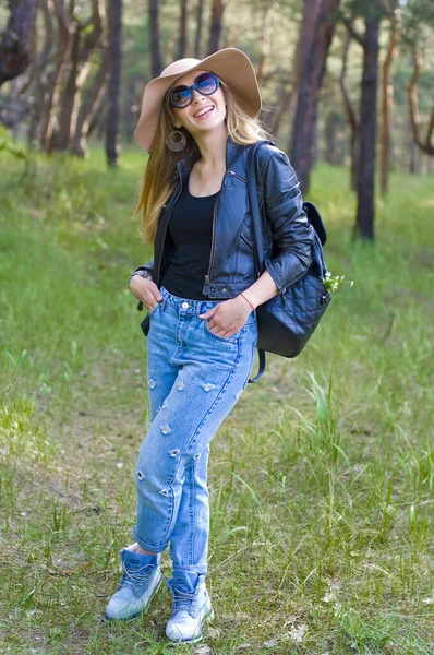 Hermosa Rubia Pelo Largo Sombrero Ala Ancha Beige Gafas Sol —  Fotos de Stock