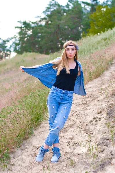 Hübscher Blonder Hippie Jeans Steht Draußen Auf Einem Fußweg Einem — Stockfoto