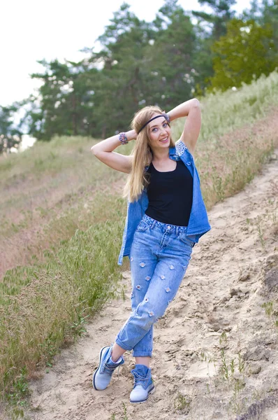 Cute Blonde Hippie Stands Footpath Grassy Hillside Countryside — Stock Photo, Image