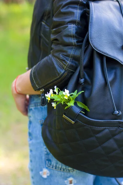 Mochila Com Delicadas Pequenas Flores Dobradas Laço Pendurado Ombro Das Fotografia De Stock