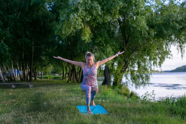 Young Slender Woman Tight Fitting Tights Practices Yoga Summer Park — Stock Photo, Image