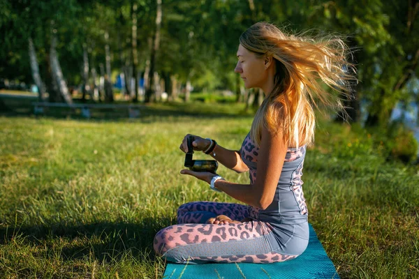 Una Rubia Esbelta Medias Rosa Grises Sienta Naturaleza Con Pelo —  Fotos de Stock