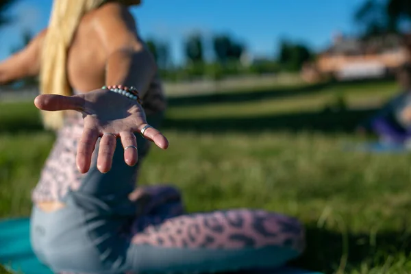 Mulher Esbelta Durante Ioga Senta Asana Grama Com Braços Afastados — Fotografia de Stock