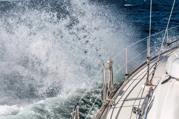Sailing boat with water splashes — Stock Photo, Image