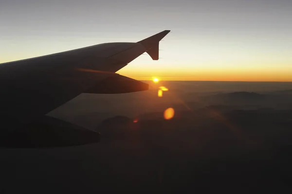 gün batımında gökyüzünde kanat