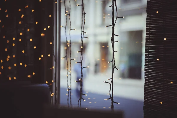 Kafe çelenk ve Bokeh penceresinde