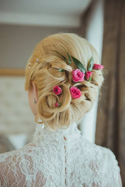 Penteado de casamento com flores — Fotografia de Stock