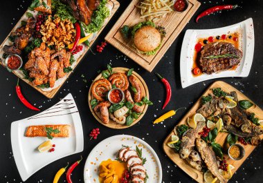 Tabaklarda bir sürü lezzetli tabak ve ahşap tabaklar var. 