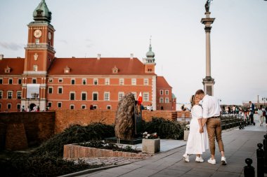 Varşova 'nın eski kasabasında, Miasto caddelerinde yürüyen genç aşıklar 