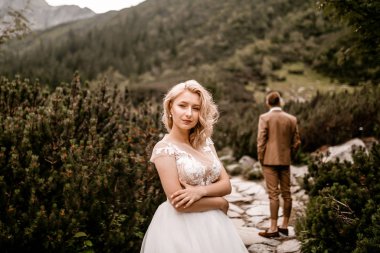 Güney Polonya 'daki Tatra Dağları' nda poz veren romantik genç çift