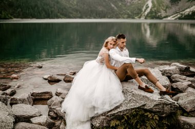 Polonya 'nın güneyindeki Tatra Dağları' ndaki Morskie Oko gölünde güzel gelin ve damat.