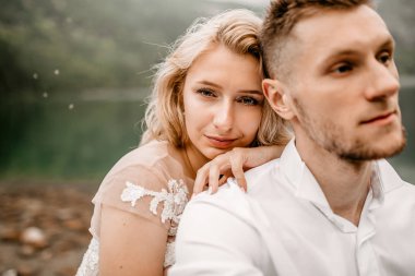 Polonya 'nın güneyindeki Tatra Dağları' ndaki Morskie Oko gölünde genç gelin ve damadın portresi.