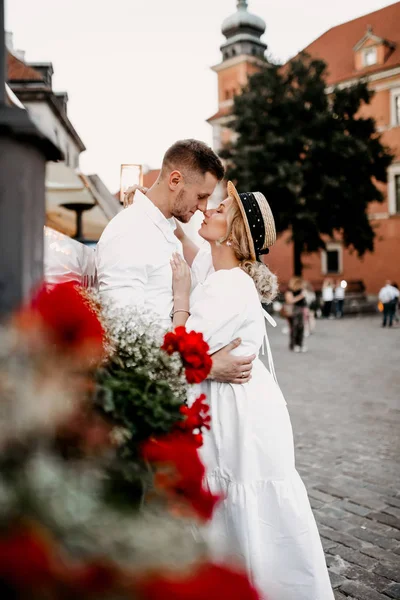 Casal Jovem Amantes Andando Nas Ruas Stare Miasto Varsóvia Cidade — Fotografia de Stock