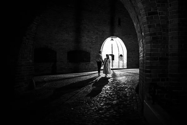 Couple Étonnant Amoureux Promenant Soir Dans Les Rues Stare Miasto — Photo