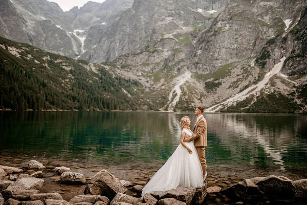 Romântico Jovem Casal Noiva Noivo Posando Lago Morskie Oko Nas — Fotografia de Stock