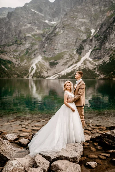 Romantisches Junges Brautpaar Posiert Morskie Oko See Der Tatra Südpolen — Stockfoto