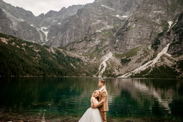 Romantisch Jong Echtpaar Bruid Bruidegom Poseren Het Morskie Oko Meer — Stockfoto