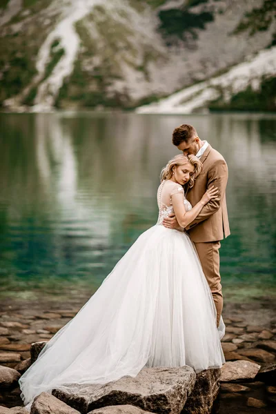 Romântico Jovem Casal Noiva Noivo Posando Lago Morskie Oko Nas — Fotografia de Stock