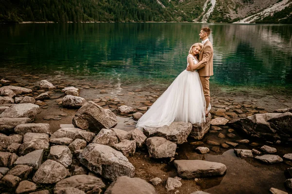 Romantisch Jong Echtpaar Bruid Bruidegom Poseren Het Morskie Oko Meer — Stockfoto