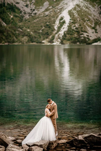 Jovem Noiva Noivo Posando Lago Morskie Oko Nas Montanhas Tatra — Fotografia de Stock