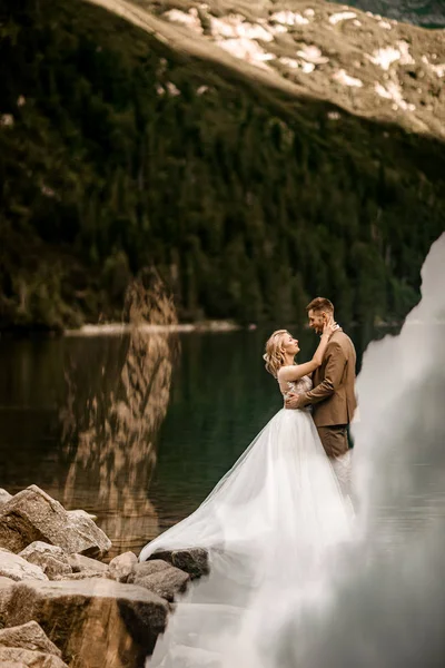 Jovem Noiva Noivo Posando Lago Morskie Oko Nas Montanhas Tatra — Fotografia de Stock