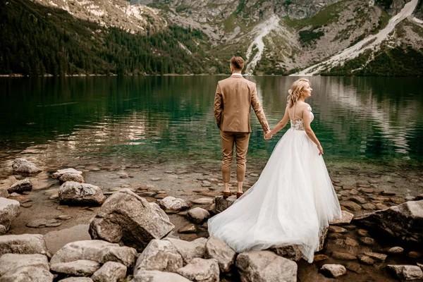 Jonge Bruid Bruidegom Poseren Morskie Oko Meer Het Tatra Gebergte — Stockfoto