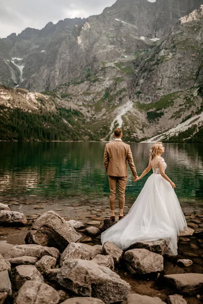 Jonge Bruid Bruidegom Poseren Morskie Oko Meer Het Tatra Gebergte — Stockfoto