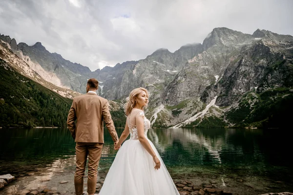 Jovem Noiva Noivo Posando Lago Morskie Oko Nas Montanhas Tatra — Fotografia de Stock