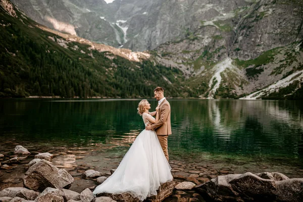 Junges Brautpaar Posiert Morskie Oko See Der Tatra Südpolen — Stockfoto