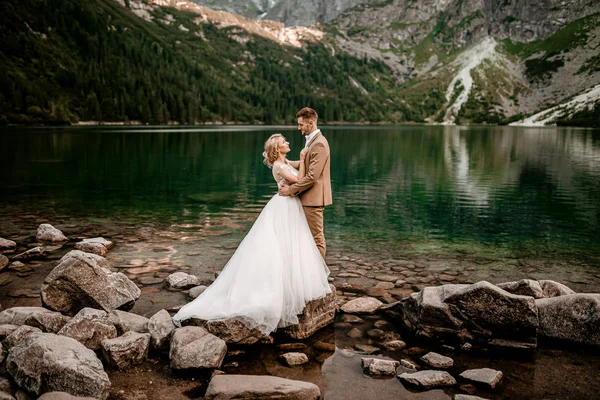 Casal Noiva Jovem Noivo Posando Lago Morskie Oko Nas Montanhas — Fotografia de Stock