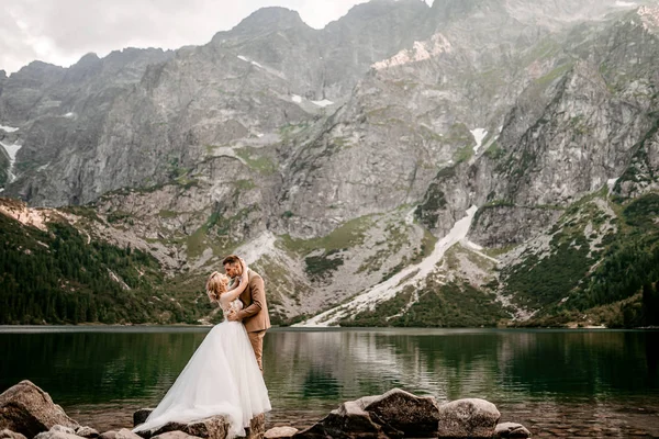 Пара Молодых Женихов Невест Позирующих Озере Морские Око Татранских Горах — стоковое фото