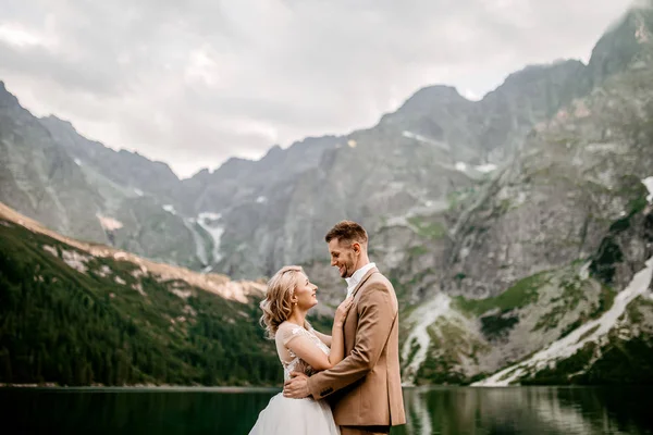 Paar Jonge Bruid Bruidegom Poseren Het Morskie Oko Meer Het — Stockfoto