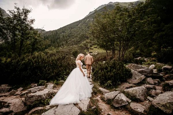 Romântico Jovem Casal Posando Sobre Fundo Montanhas Tatra Sul Polônia — Fotografia de Stock