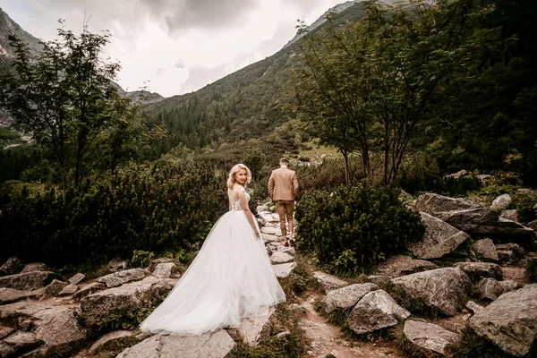 Romântico Jovem Casal Posando Sobre Fundo Montanhas Tatra Sul Polônia — Fotografia de Stock