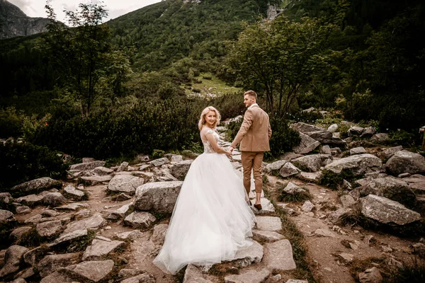 Romântico Jovem Casal Posando Sobre Fundo Montanhas Tatra Sul Polônia — Fotografia de Stock