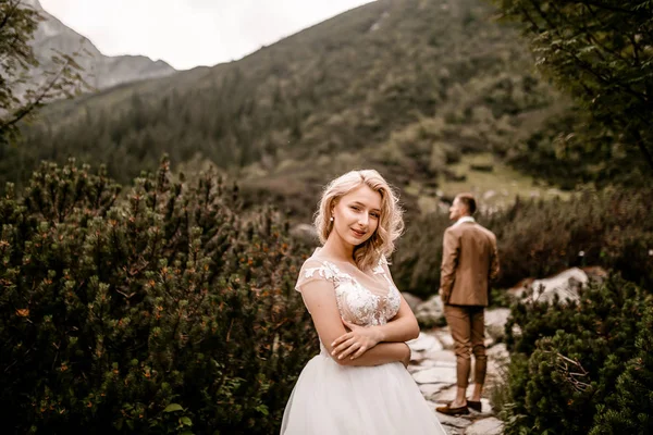 Romântico Jovem Casal Posando Sobre Fundo Montanhas Tatra Sul Polônia — Fotografia de Stock