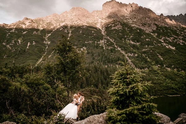 Casal Noiva Jovem Noivo Posando Lago Morskie Oko Nas Montanhas — Fotografia de Stock