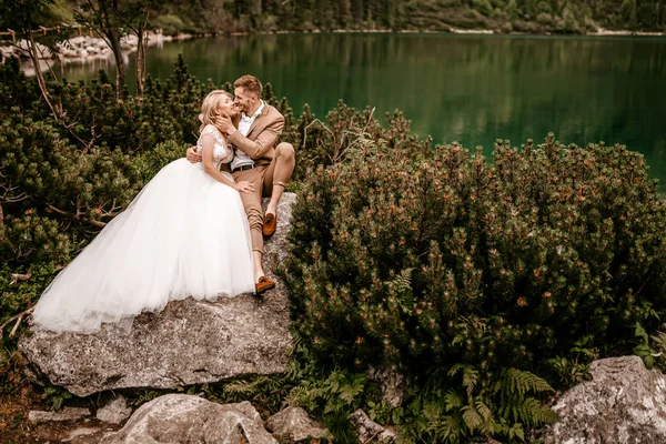 Удивительная Молодая Пара Невест Женихов Позирующих Озере Морские Око Татранских — стоковое фото