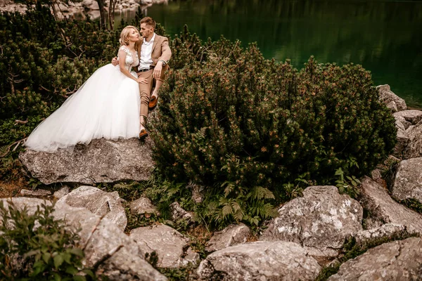 Fantastiska Unga Par Brud Och Brudgum Poserar Sjön Morskie Oko — Stockfoto